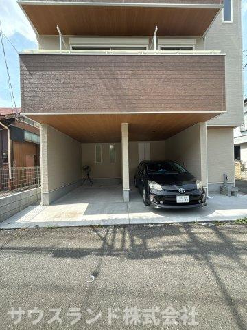 中野上町一丁目の駐車場|駐車2台可能。屋根付きなので、雨や雹などの汚れや傷から大切なお車を守ってくれます。