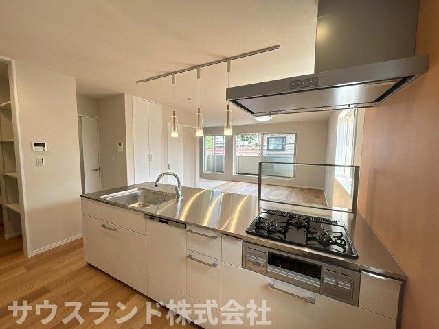 中野上町一丁目のキッチン|お料理をしながらでもリビングで遊ぶお子様の様子を見守れて、子育て世代も安心の仕様です。