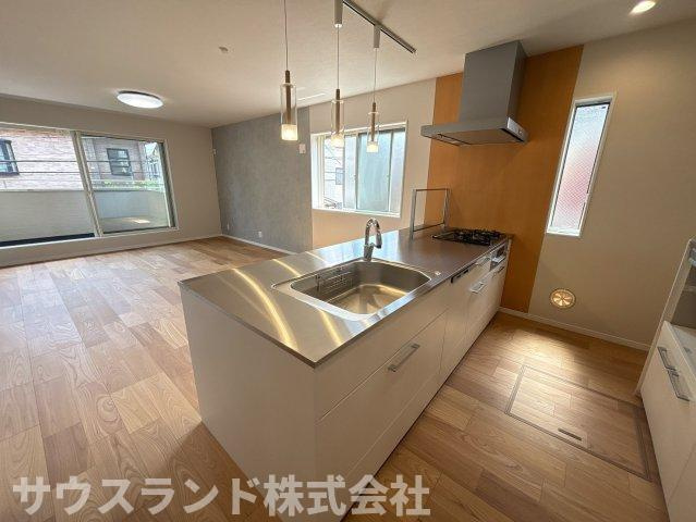 中野上町一丁目のキッチン|開放感あふれるレイアウトが魅力。配膳や片付けもしやすく、毎日の家事を快適にサポートします。