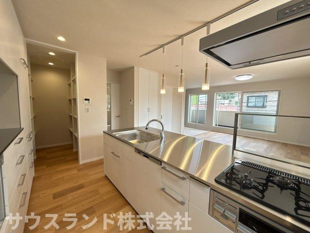 中野上町一丁目のキッチン|家事動線に配慮した設計と豊富な収納で、毎日の料理が楽しくなるキッチン空間。