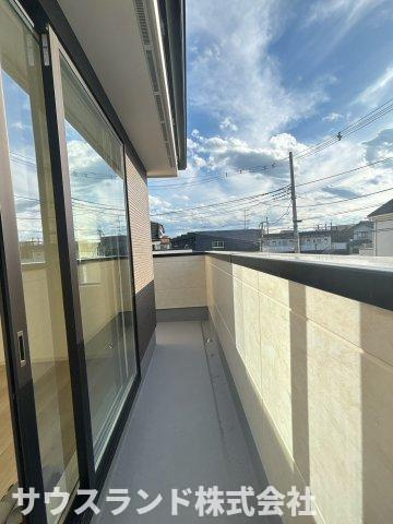八王子市中野町2期　1号棟のバルコニー|暖かく心地よい陽射しを楽しむことができるバルコニー。晴れた日にはたっぷりの洗濯物や布団を干せます！