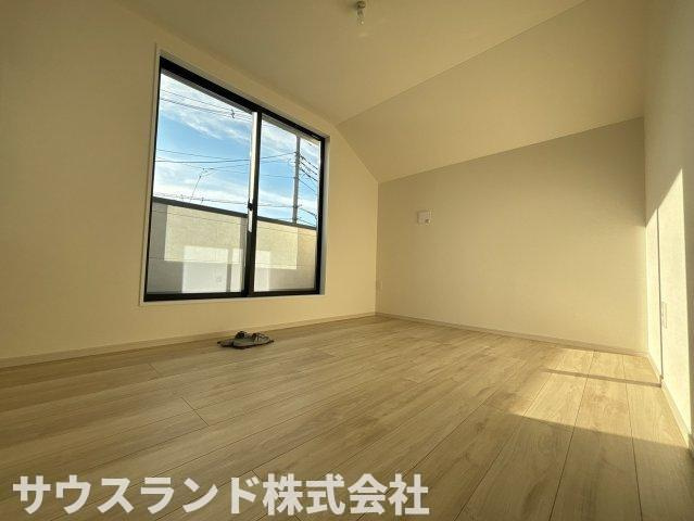八王子市中野町2期　1号棟の洋室|大きな窓からたっぷりの気持ち良い朝日を受けて、目覚めの良い健康的な朝を迎えられそうですね。