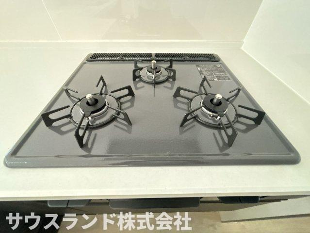 八王子市中野町2期　1号棟の設備|煮る・焼く・炒めるを同時にこなせる三口ガスコンロで、家事効率がぐっと高まります。