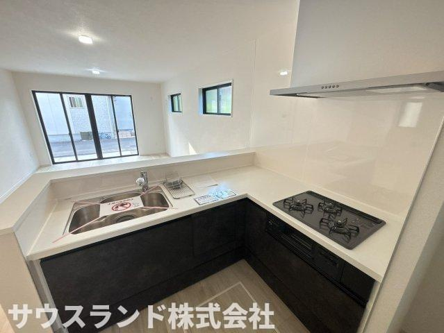 八王子市中野町2期　1号棟のキッチン|L型キッチンは90度の回転でお料理ができ、細かな移動の負担が減るので効率的です。