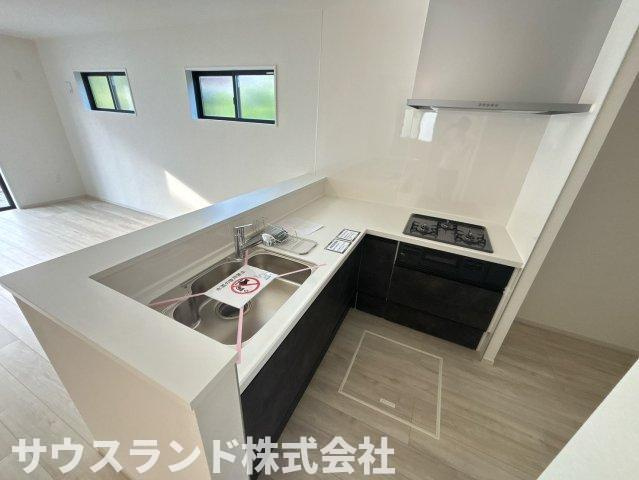八王子市中野町2期　1号棟のキッチン|キッチンからリビング全体を見渡せるので子育て中のご家庭にも嬉しい作りになっています。