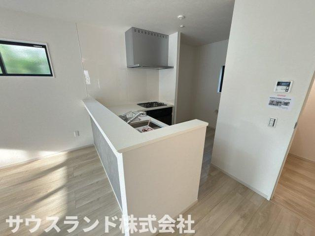 八王子市中野町2期　1号棟のキッチン|キッチンから配膳しやすく、家族の会話も自然と弾む心地よいダイニングスペースです。