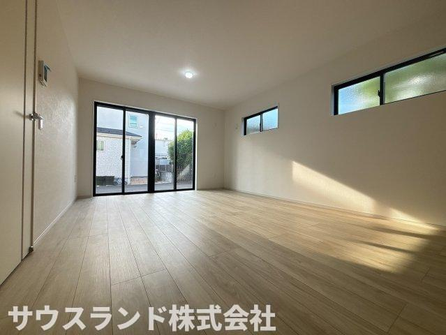 八王子市中野町2期　1号棟の居間・リビング|約22.2の広々LDK。ダイニングとリビングを分けても空間に余裕があります。