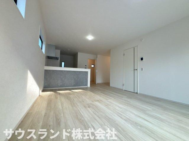 八王子市中野町2期　1号棟の居間・リビング|家事、食事、寛ぎ、同じ空間に居ながら、個人の時間も大切にできます。