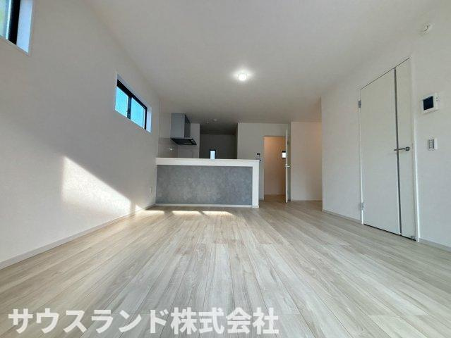 八王子市中野町2期　1号棟の居間・リビング|お好きなインテリアで、くつろぎと楽しさが共存する、自分らしいスタイルのリビングに。