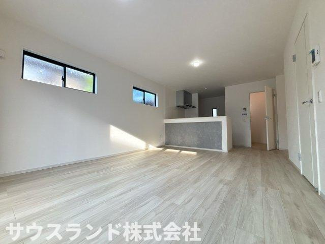 八王子市中野町2期　1号棟の居間・リビング|窓から差し込むやわらかな陽射しと豊かな開放感に満ちた団欒の場となる癒しの空間。