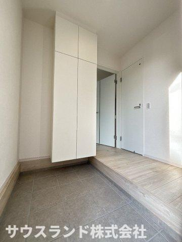 八王子市中野町2期　1号棟の玄関|玄関には天井までのトール型シューズボックスが標準装備。ご家族分のお履き物をスッキリ整理整頓可能です。
