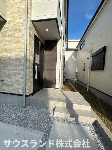八王子市中野町2期　1号棟のその他|玄関扉まで続く落ち着いたアプローチ。住まいの入口にゆとりがあり、来客を迎える際にも使いやすそうです。
