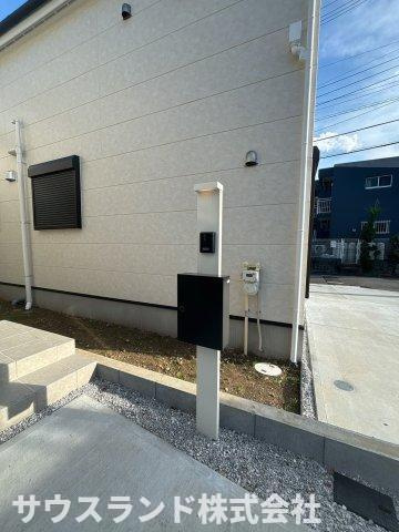 八王子市中野町2期　1号棟の設備|シンプルでまとまりのある玄関まわり。ポストやインターホンを一か所に集め、使いやすく整えられています。