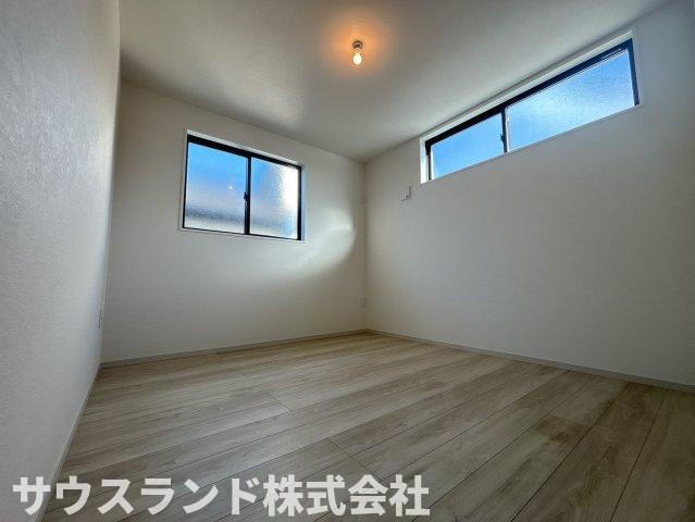 八王子市中野町2期　1号棟の洋室|やさしい木目の床と白を基調とした洋室。窓からの光に包まれながら、穏やかな気分で一日を過ごせそうです。