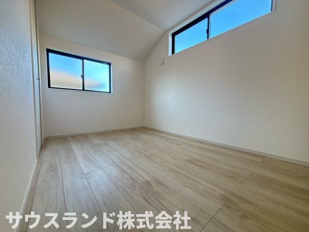 八王子市中野町2期　1号棟の洋室|2面の窓からやわらかな光が入る洋室。すっきりとした空間で、毎日を気持ちよく過ごせそうです！