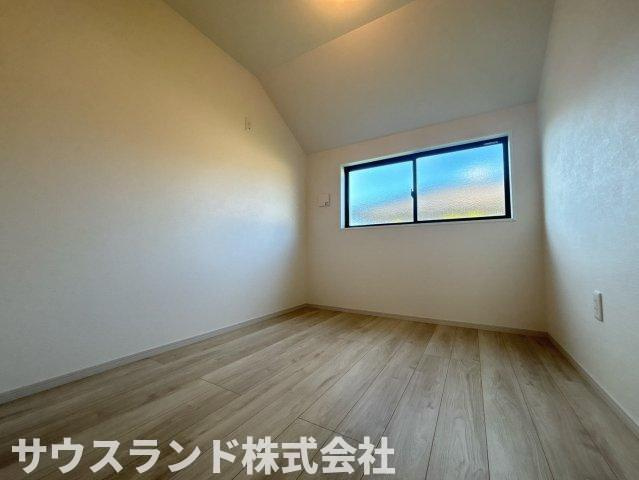八王子市中野町2期　1号棟の洋室|コンパクトな約3.7帖の洋室は、書斎や趣味部屋、納戸など家族に合わせて便利に活用できます！