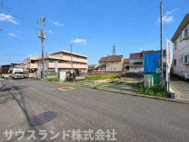 八王子市椚田町の前面道路含む現地写真|幅員6ｍ幅道路に面しており、開放感良好。お車の出し入れもスムーズにできます。