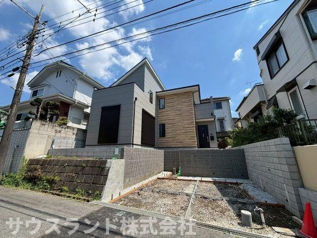 八王子市長沼町5期の外観|前面の道路は幅が広く、見通しも良いためお車の出し入れがとてもスムーズに行えます！交通量も落ち着いている環境なので、小さなお子様と一緒にお出かけする際も安全に歩きやすくパパもママも安心できますね♪