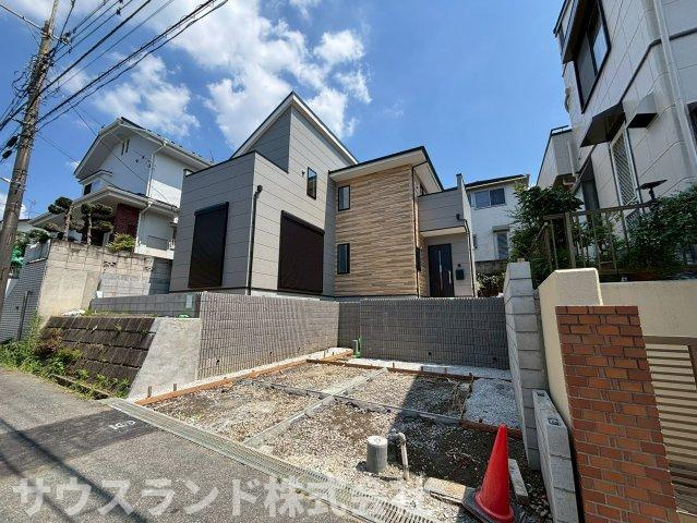 八王子市長沼町5期の外観|カースペースは広々としており、大きめのワンボックスカーを停めてもゆとりがあります！休日のまとめ買いで荷物が多くなってしまった日でも、お車から玄関への荷運びがスムーズに行えて毎日の家事が助かります♪