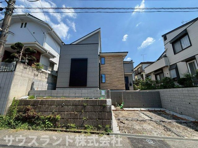 八王子市長沼町5期の外観|落ち着いた色合いの外壁がおしゃれな雰囲気を演出しています！周辺は閑静な住宅街となっており、夜は静かな環境でゆっくりとお休みいただけます。ご家族皆さまで穏やかで心地よい毎日をお過ごしいただけます♪