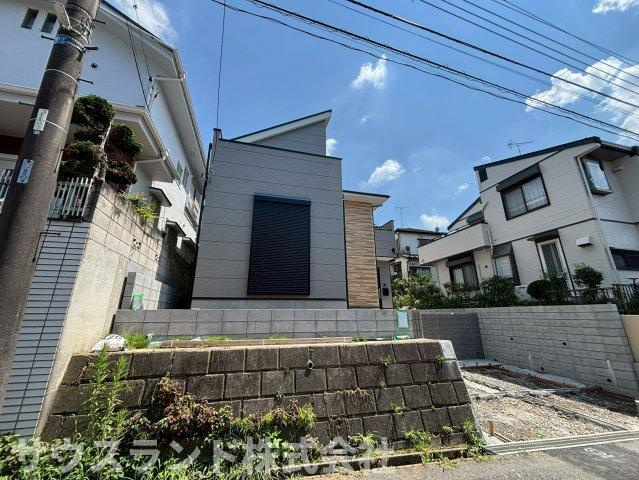 八王子市長沼町5期の外観|高台のような造りになっており、水害への備えや日当たりの良さが魅力的な設計です！１階のリビングにもしっかりと明るい光が届きます。お家の前に少しスペースがあるので、季節のお花を飾ることもできますね♪
