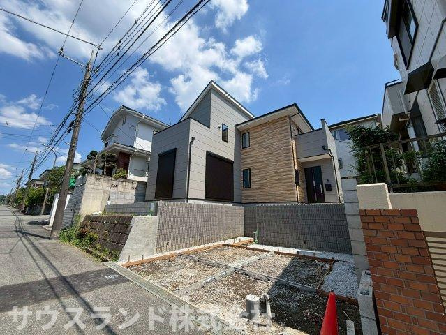八王子市長沼町5期の前面道路含む現地写真|道路との境界がはっきりとしており、お家の周りもスッキリと整備されています！近隣の住宅との間隔も適度に保たれているため、風通しが良く快適です。お散歩やお買い物に出かけやすい整った住環境が魅力です♪