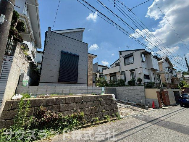 八王子市長沼町5期の前面道路含む現地写真|玄関へ続くアプローチは、ベビーカーを引いたままでも歩きやすいゆとりある設計です！しっかりとした階段があり毎日の出入りも安全に行えます。ご家族の帰りやお客様を温かく出迎えてくれるエントランスです♪