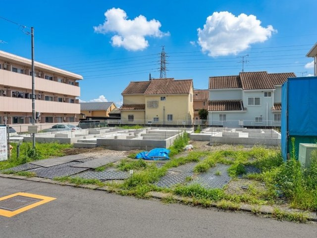 八王子市椚田町の前面道路含む現地写真|小・中学校が徒歩10分圏内に整っており、子育て世代も安心の穏やかな住宅街です。