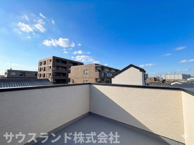 八王子市北野町6期　2号棟のバルコニー|開放感あふれるルーフバルコニー付き！景色を眺めながらゆったりとティータイムはいかがでしょうか。