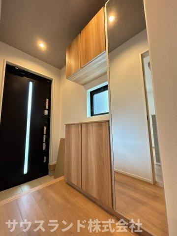 八王子市北野町6期　2号棟の玄関|収納力の高いコの字型シューズボックス付きでご家族分のお履き物もスッキリ収納可能！姿見付きです。