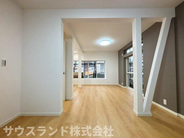 八王子市下恩方町の居間・リビング|大きな窓から明るい光が差し込み、開放的なリビングです。窓の外には緑が見え、心身ともにリフレッシュできます。家族みんなでゆったりとくつろげる、快適な空間です。