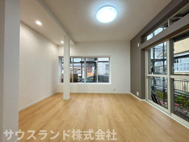 八王子市下恩方町の居間・リビング|ソファやダイニングテーブルを配置できる、十分な広さのリビングです。家族が集まり、会話が弾む、温かい空間。毎日を快適に過ごせる、居住空間です。