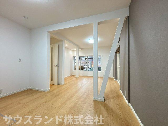 八王子市下恩方町の居間・リビング|風通しの良いリビングで、心地よい時間を過ごせます。明るい日差しが、一日の始まりを爽やかに演出します。家族の笑顔が溢れる、温かいお住まいです。