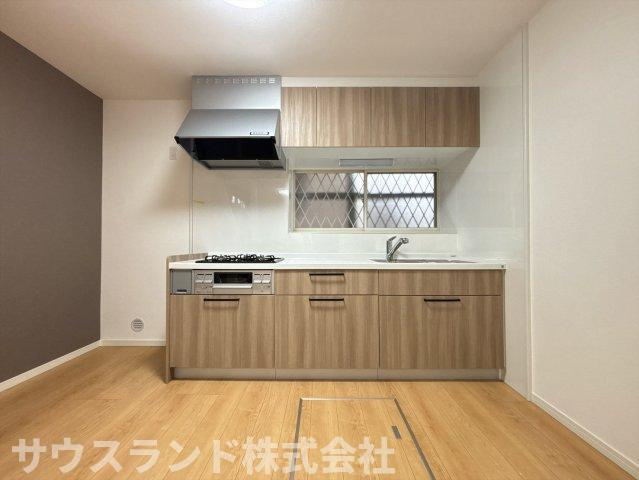 八王子市下恩方町のキッチン|IHクッキングヒーターを採用したキッチンです。フラットなトッププレートで、お手入れも楽々。火を使わないので、小さなお子様がいるご家庭でも安心です。