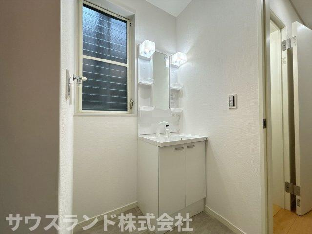 八王子市下恩方町の洗面所|収納力豊富な洗面所で、洗面用品をすっきりと整理できます。清潔感のある空間で、毎日を爽やかに過ごせます。広々としたスペースで、快適に利用できます。