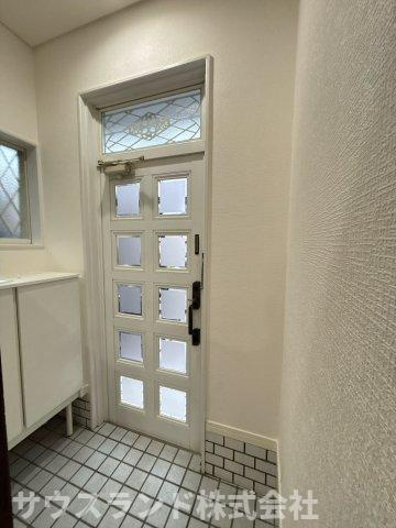 八王子市下恩方町の玄関|玄関には収納力豊富な靴箱があり、靴をすっきりと整理できます。明るい日差しが差し込み、お客様を温かく迎えます。毎日を爽やかに始められる、快適な玄関です。