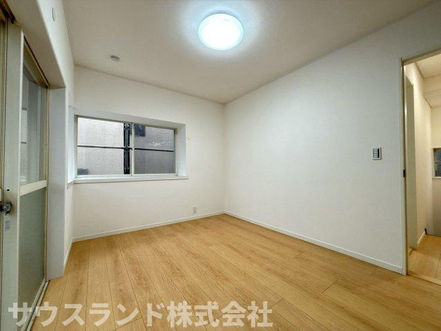 八王子市下恩方町の洋室|明るい日差しが差し込む、ゆとりある洋室です。クローゼットを完備しており、お部屋をすっきりと保てます。家族それぞれの時間を大切にできる、快適な空間です。