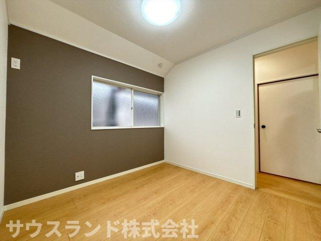 八王子市下恩方町の洋室|主寝室としても使える、広々とした洋室です。クローゼットを完備しており、お部屋をすっきりと保てます。家族みんなが快適に過ごせる、心地よい居住空間です。