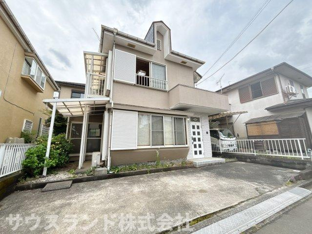 八王子市下恩方町の外観|白を基調とした落ち着いたデザインの外観です。駐車スペースもしっかり確保されており、お車の出し入れもスムーズに行えます。周辺は閑静な住宅街で、お子様と一緒に穏やかな毎日を過ごせる住環境が整っています。