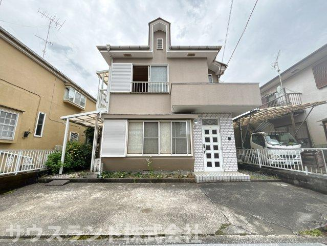 八王子市下恩方町の外観|青空に映える、シンプルで飽きのこないデザインの一軒家です。日当たりが良く、全てのお部屋に自然な光が差し込みます。前面のスペースにはゆとりがあり、自転車やベビーカーなどもスッキリと置いておけます。