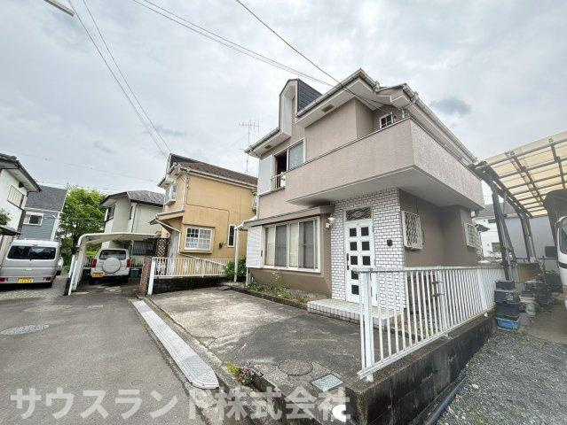 八王子市下恩方町の前面道路含む現地写真|前面道路は幅があり、車のすれ違いや車庫入れもゆとりを持って行えます。見通しも良いため、小さなお子様が歩く際にも危険が少なく安心です。ご近所の方とのすれ違いざまに、自然な挨拶が交わせる環境ですね。
