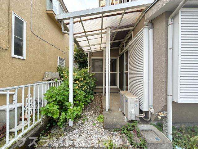 八王子市下恩方町の庭|建物の横には、外の風を感じられるお庭のスペースがございます。お子様の外遊びの道具を置いたり、ご家族でガーデニングを楽しんだり、アイデア次第で毎日の暮らしにゆとりをもたらしてくれる便利な場所です。