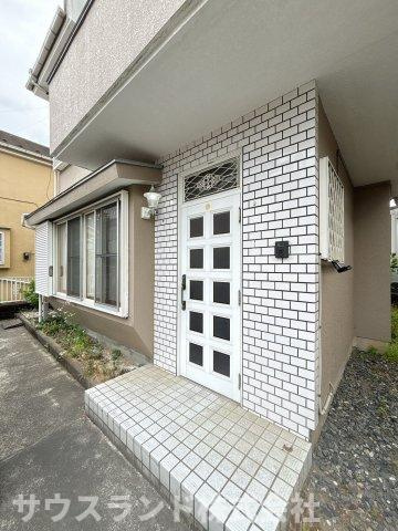 八王子市下恩方町の玄関|清潔感があり、スッキリとした印象で迎えてくれる玄関ポーチです。屋根がしっかりとあるため、雨の日でも濡れずに傘を畳んだり鍵を開けたりできます。荷物が多い日やお子様連れの時にも嬉しいポイントですね。