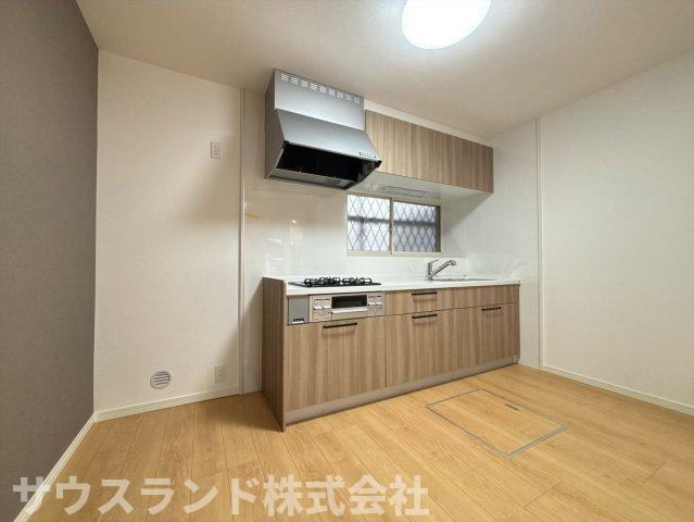 八王子市下恩方町のキッチン|温かみのある木目調のデザインが特徴的なシステムキッチンです。収納棚が豊富に備わっており、調理器具や食器類も綺麗に片付きます。広々とした足元スペースで、お子様と一緒にお料理をする際も動きやすいです。