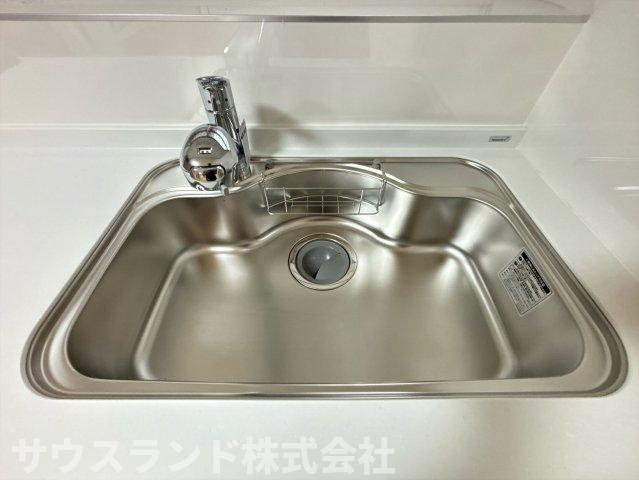 八王子市下恩方町のキッチン|大きめのお鍋やフライパンも洗いやすい、横幅のある広々としたシンクです。水はねの音が響きにくい工夫がされており、ご家族がリビングでテレビを見ている時も静かです。毎日のお皿洗いも快適にこなせますね。