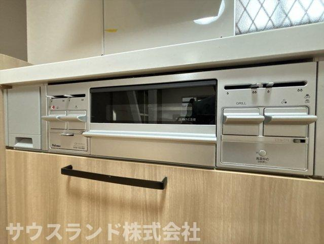 八王子市下恩方町のキッチン|家事の負担を減らしてくれる、便利なビルトイン食洗機が搭載されています。食後の片付け時間を短縮できる分、ご家族で団らんする時間をたっぷりと取れます。引き出し式の収納は奥の物もサッと取り出せて便利です。