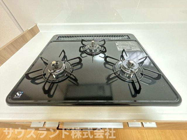 八王子市下恩方町のキッチン|三口コンロを備えており、スープとおかずを同時に調理できるなどお料理の効率がグッと上がります。フラットな天板でお手入れもサッと拭くだけと簡単です。毎日の忙しい朝のお弁当作りもスムーズに進められます。