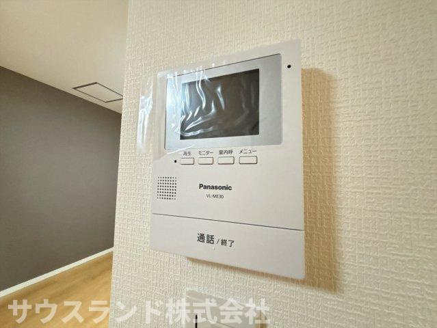 八王子市下恩方町のセキュリティ|来客者の顔をしっかりと画面で確認できる、TVモニター付きのインターホンです。画面が鮮明でお子様だけの留守番時や夜間の対応も安心です。防犯面もしっかり配慮されており、穏やかな毎日をサポートします。