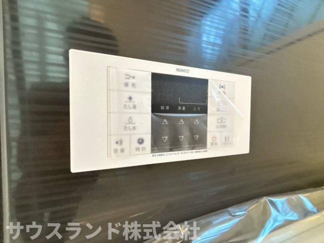 八王子市下恩方町の設備|リビングなどからボタン一つでお湯はりや温度調節ができる給湯器リモコンです。キッチンからお風呂の準備ができ、家事の時短に繋がります。ご家族の帰宅時間に合わせて温かいお風呂をサッとご用意できます。