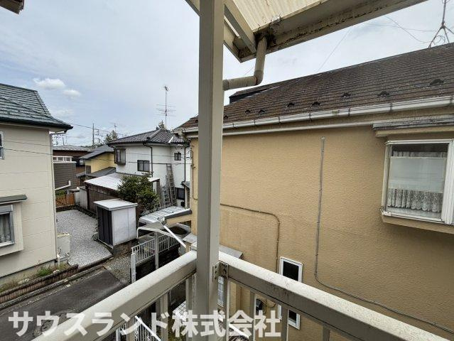 八王子市下恩方町のバルコニー|バルコニーからの見晴らしが良く、周囲の視線も気になりにくいプライベート感のある空間です。風通しが良好で、お布団などの大きな洗濯物も気持ち良く乾きます。晴れた日には清々しい青空を見渡すことができます。